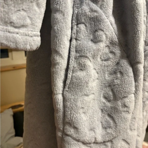 Cozy Textured Robe in Gray - Picture 7 of 7